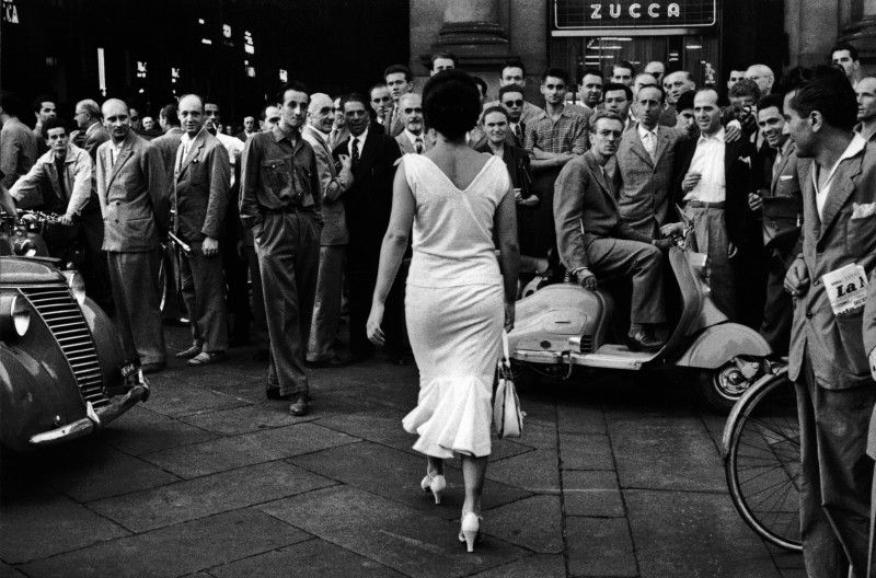 Mario De Biasi, Gli italiani si voltano, Milano, 1954 © Archivio Mario De Biasi / courtesy Admira, Milano